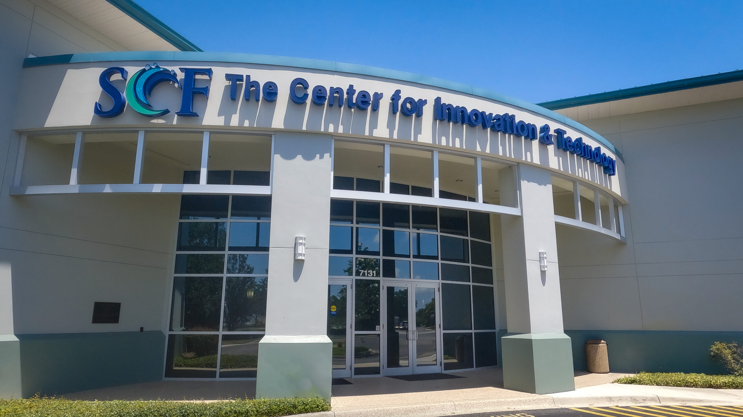 The Center for Innovation & Technology at SCF Lakewood Ranch hosts administrative and faculty offices, student services, testing center, classrooms, computer labs, 156-seat interactive auditorium, and multipurpose room with caterer’s kitchen.